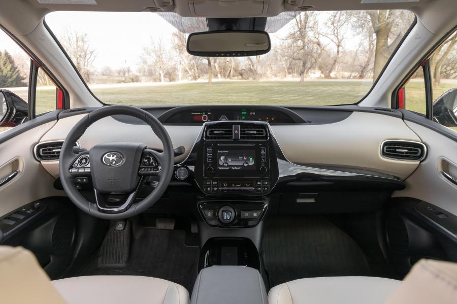 Торпедо Toyota Prius XLE AWD-e 2019 года  (NA) (фото 7 из 40)